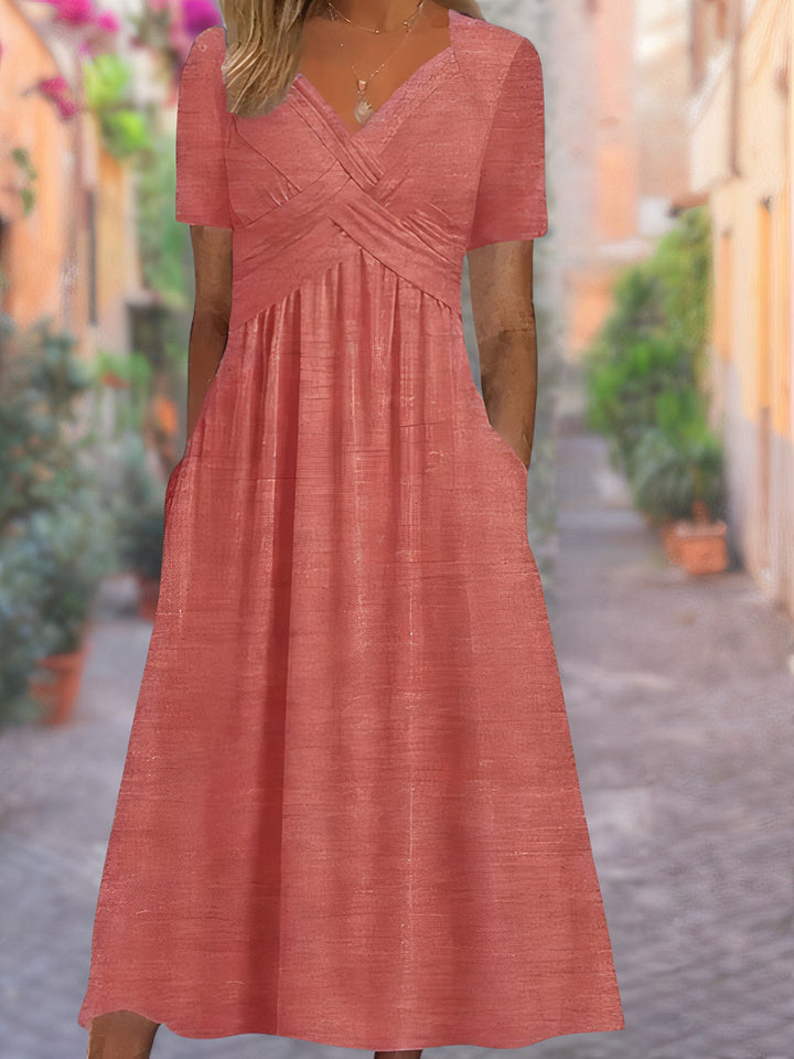 Komfortabel og lett hverdagskjole for dame med elegant V-hals, perfekt for sommermote.