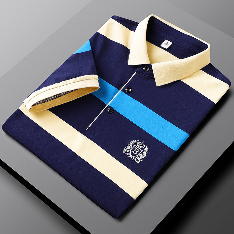 Stripet herrepolo i klassisk stil, laget av premium bomull, perfekt for fritid og casual mote.