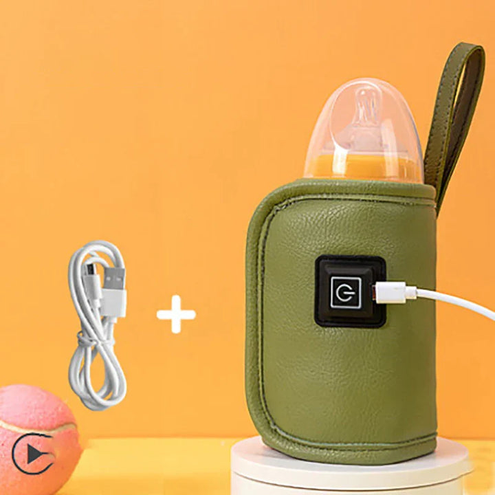 Moderne USB flaskevarmer i bruk med standard babyflaske, holder drikken varm.