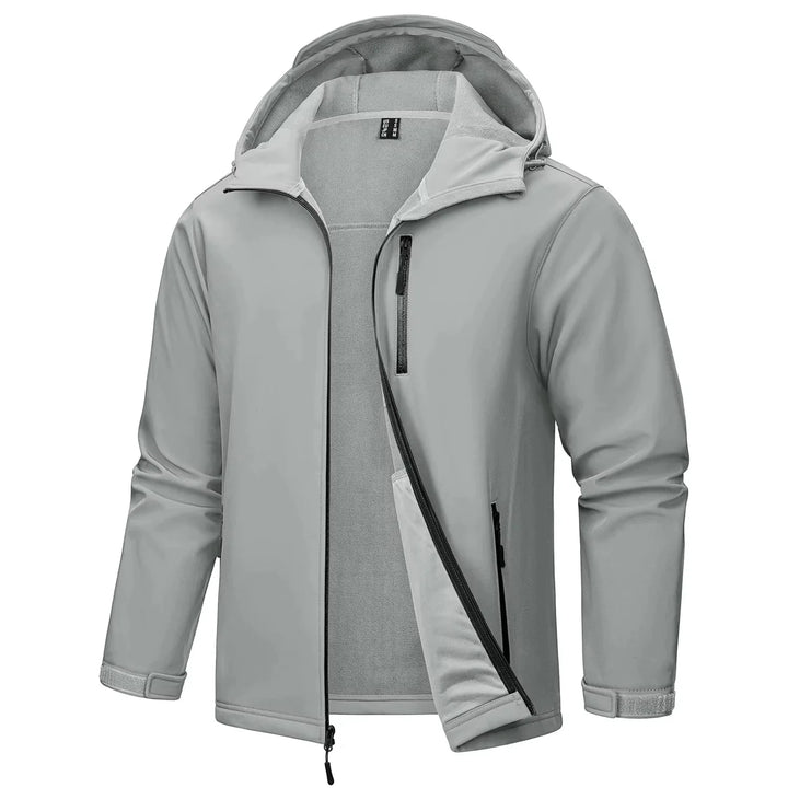 Detalj av softshell jakke. Viser pustende materiale, vanntett glidelås og mykt fleecefôr i hetten.