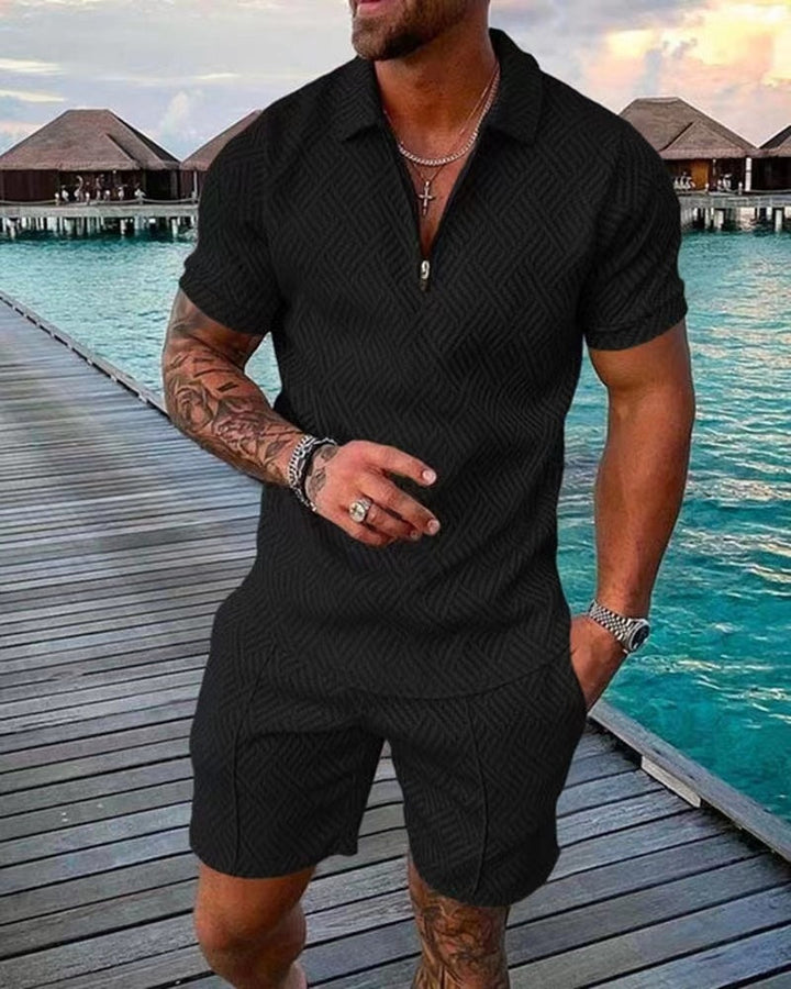 Komfortabelt og stilrent herre antrekk med skjorte og shorts for sommer, strand og fritid.