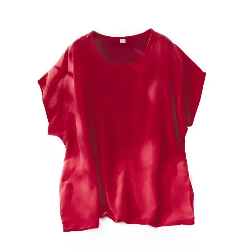 Rød plus size løs t-skjorte for dame, elegant og behagelig. Perfekt sommerplagg for fritid og kontor.
