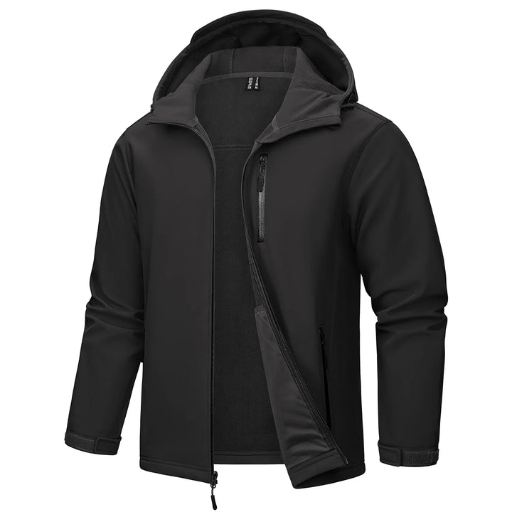 Rygg av softshell jakke. Med hette og diskré logo. Ergonomisk design for bevegelsesfrihet utendørs.