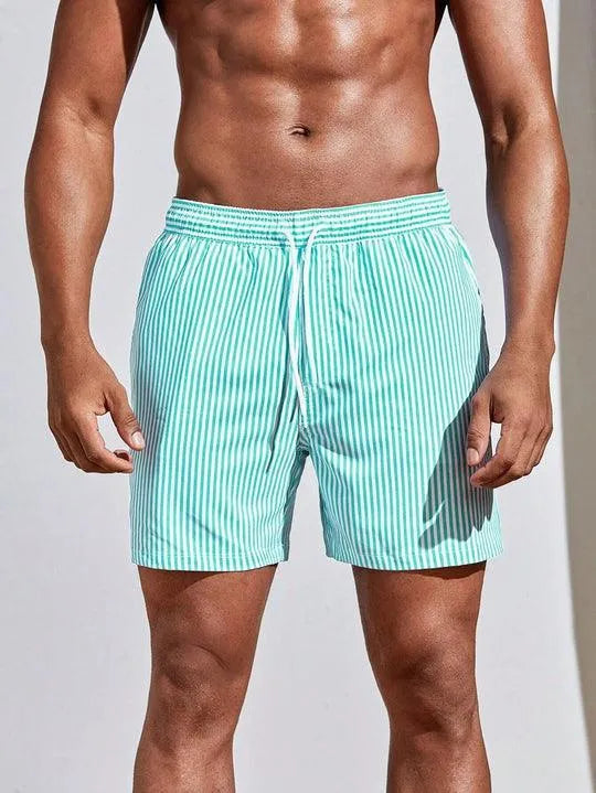 Komfortable herre svømmebukser med friske striper. Ideelle for bassengbruk eller avslappende dager på stranden.