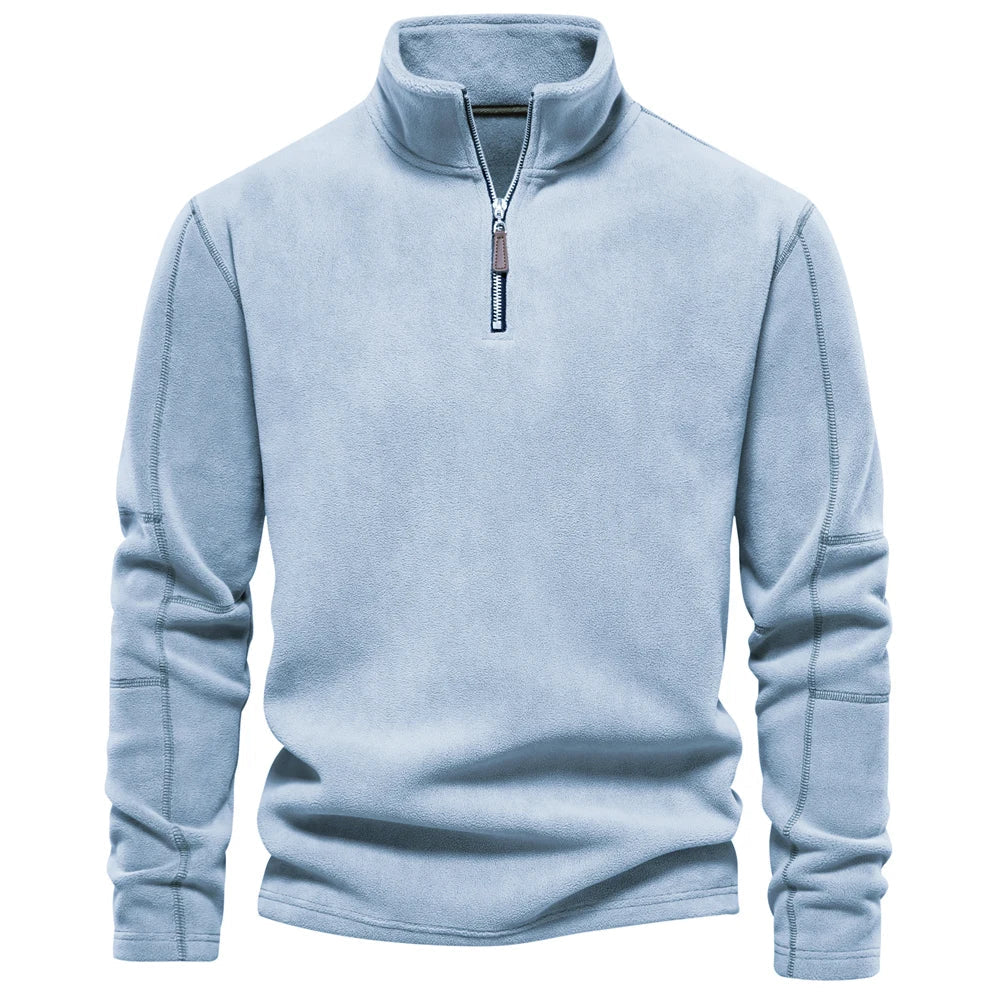 Aktiv mann i varm herre fleecegenser med halv glidelås. Ideell for tur, fritid og et sporty look.