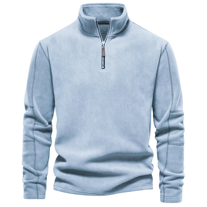 Aktiv mann i varm herre fleecegenser med halv glidelås. Ideell for tur, fritid og et sporty look.