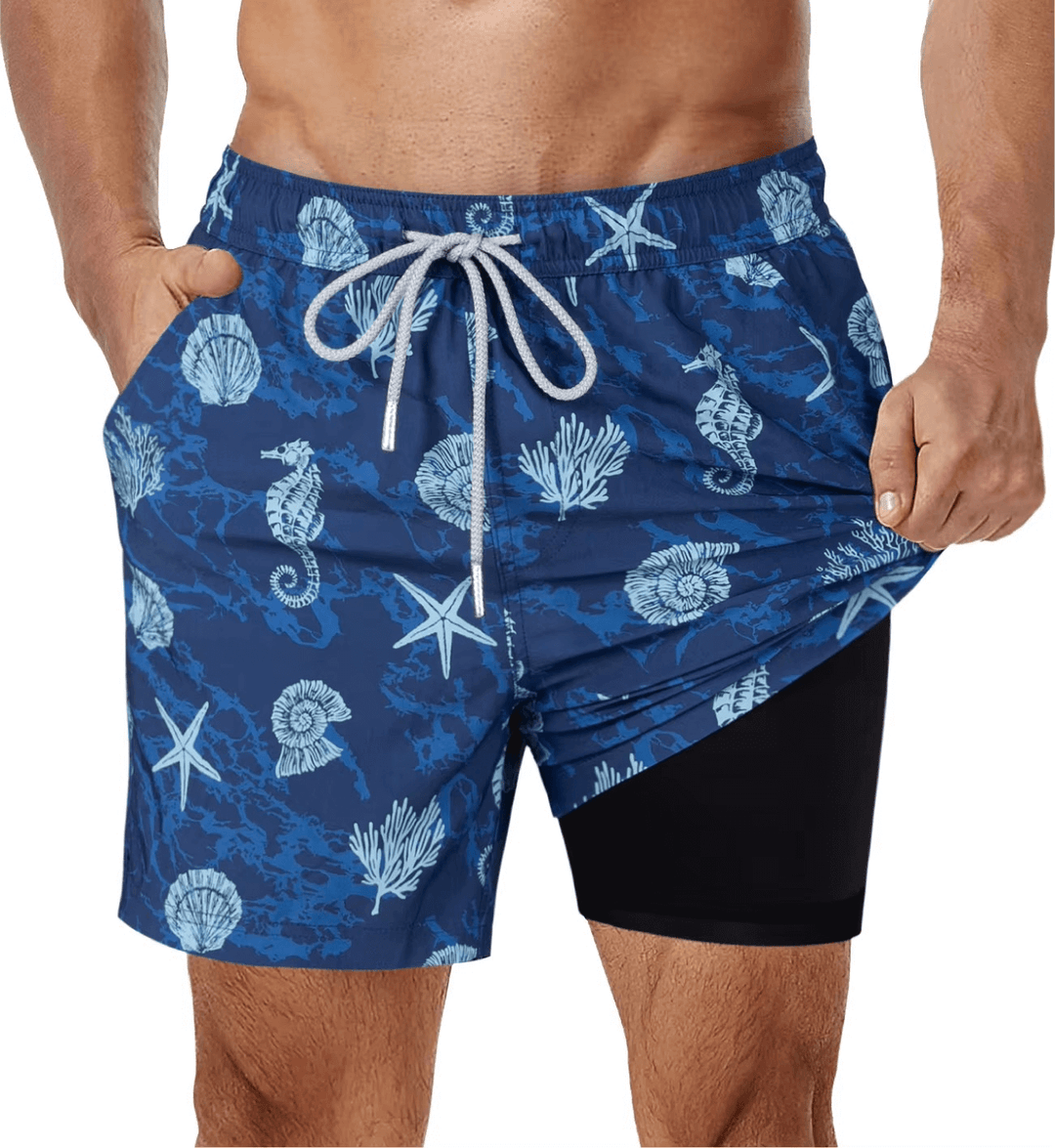 Brettede menns 2-i-1 badeshorts i marineblått, med kompresjonsfôr. Ideelle sommershorts for herre.