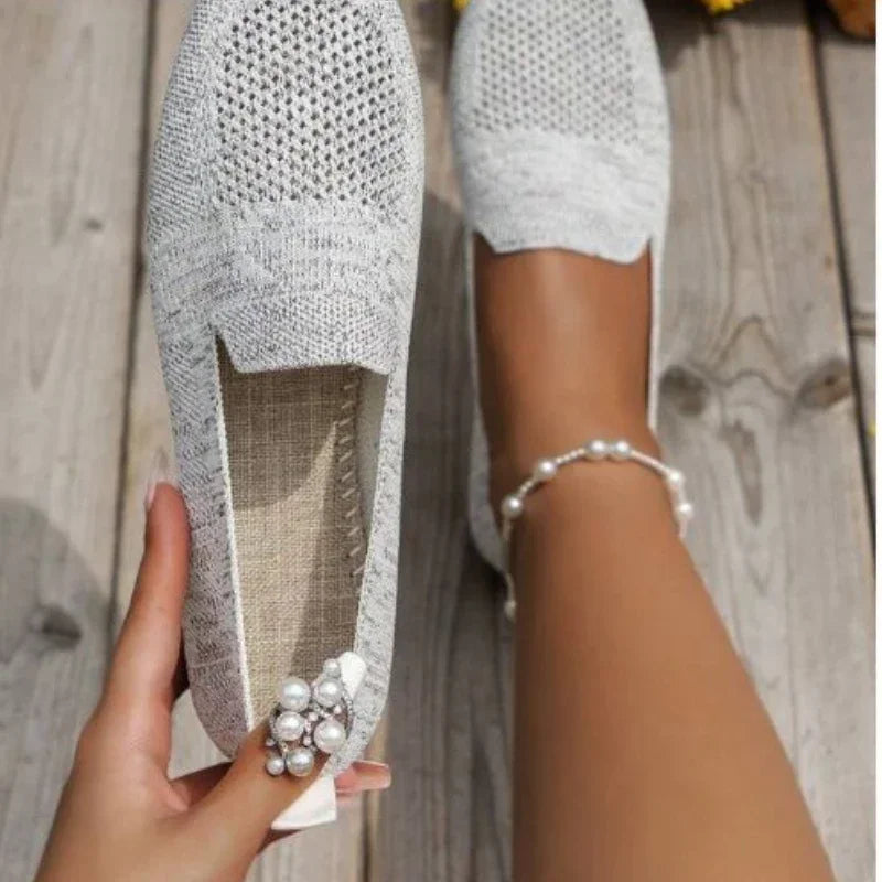 Nærbilde av elegante dame kvadrattå ballerinasko med mesh-design; perfekt for fritid og vår.