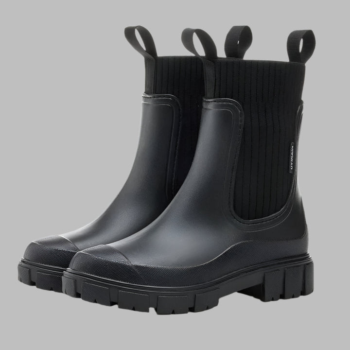 Elegant vanntett dame Chelsea-støvel. Svart, sklisikker slip-on design for komfort. Ideell som mote regnstøvel.