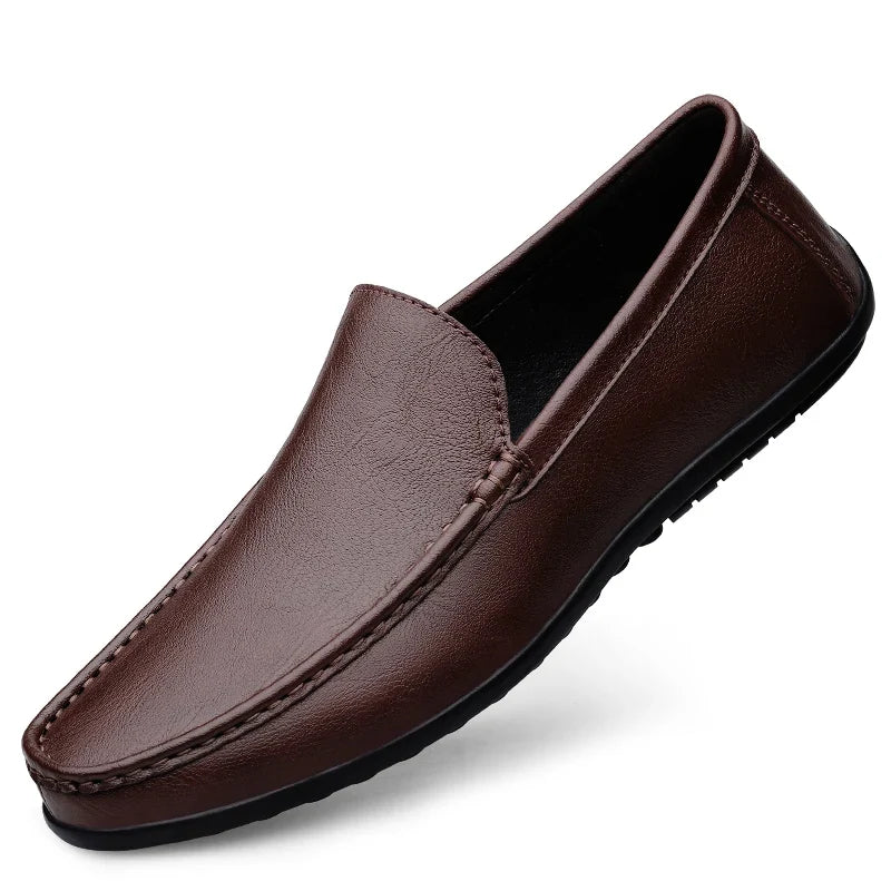 Sidevisning av blå casual herre loafers med komfortsåle, perfekt for sommeren.