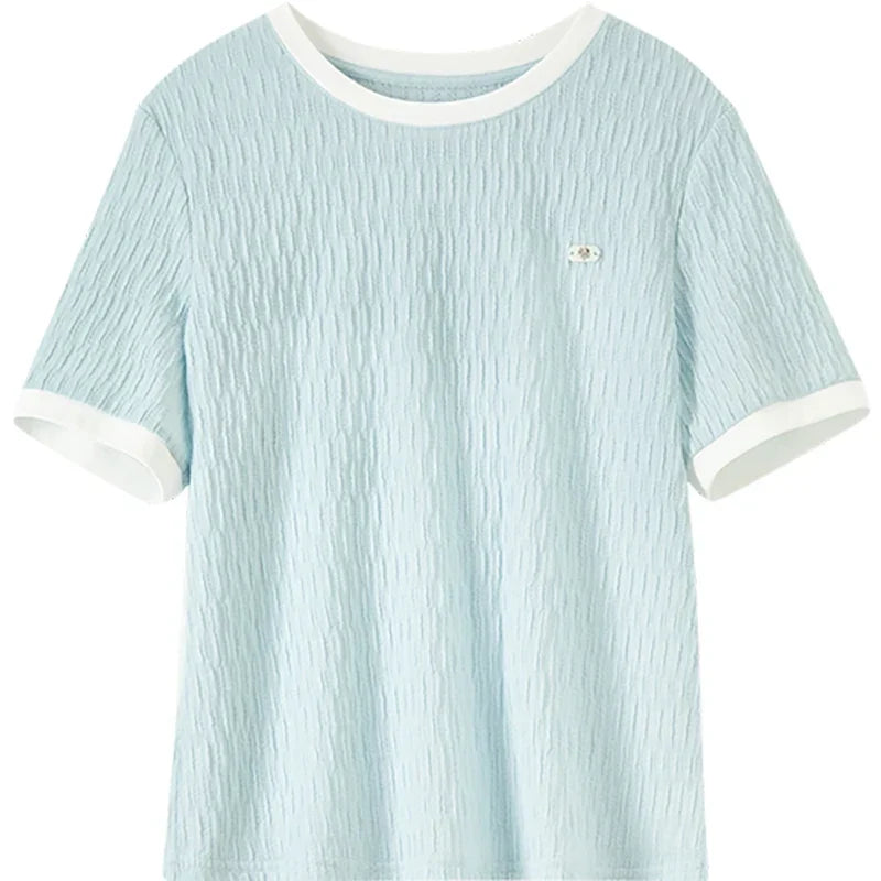 Komfortabel lyseblå strikket sommertopp for dame. Kortermet t-skjorte med plissert design, perfekt for casual stil.