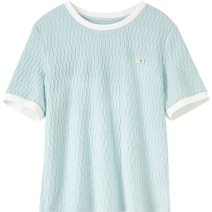 Komfortabel lyseblå strikket sommertopp for dame. Kortermet t-skjorte med plissert design, perfekt for casual stil.
