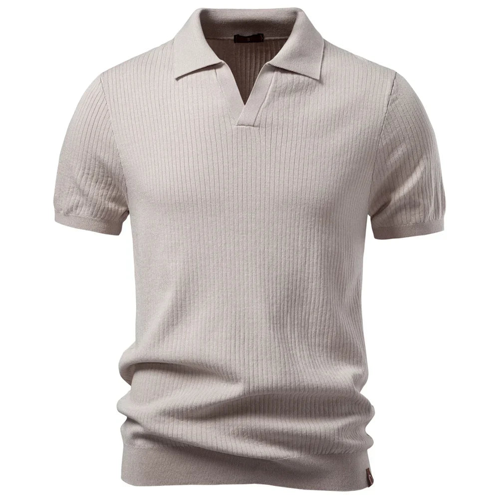 Komfortabel herre polo i klassisk stil. Pustende stoff, ideell for varmere dager. Elegant fritid og sommerlook.