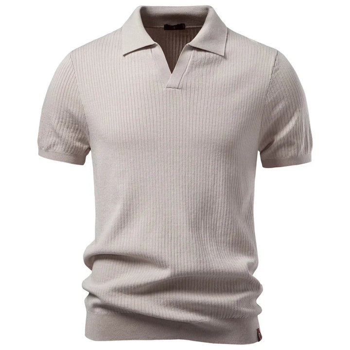 Komfortabel herre polo i klassisk stil. Pustende stoff, ideell for varmere dager. Elegant fritid og sommerlook.