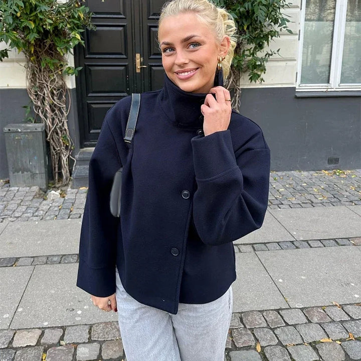 Elegant og funksjonell damejakke. Ulljakke med løs passform og ståkrage. Perfekt for kjølige dager.