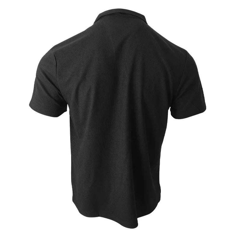 Stilfull herre polo t-skjorte med vaffelstrikk, V-hals og krage, perfekt for casual bruk.