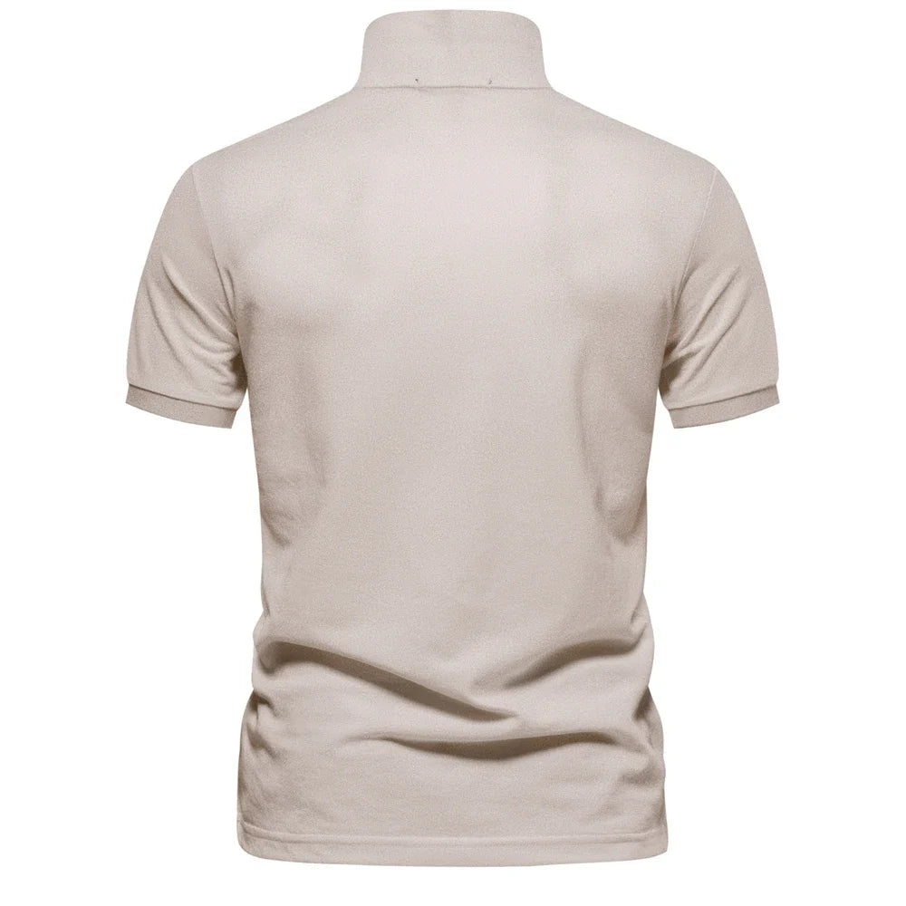 Allsidig ensfarget bomulls pique polo for herre, kortermet og lett å style.