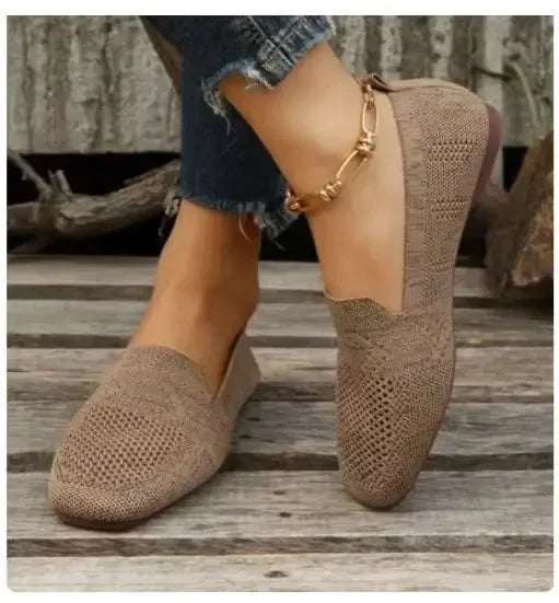 Sideprofil av pustende slip-on mesh ballerinasko for damer; med trendy kvadrattå.