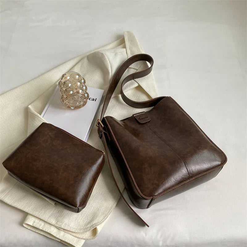Stilfull og feminin skulderveske for dame. En romslig hverdagsveske med vintage sjarm og praktisk design.