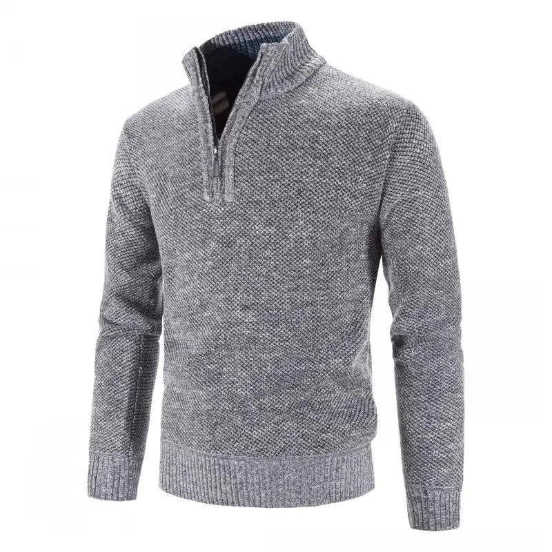 Mann kledd i varm, ensfarget strikkegenser. Perfekt som elegant høst- og vintergenser.