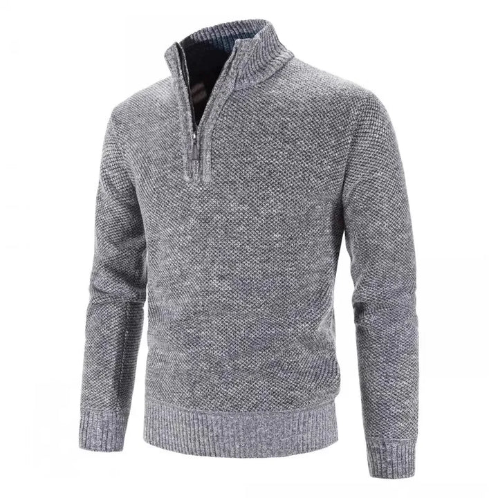 Mann kledd i varm, ensfarget strikkegenser. Perfekt som elegant høst- og vintergenser.