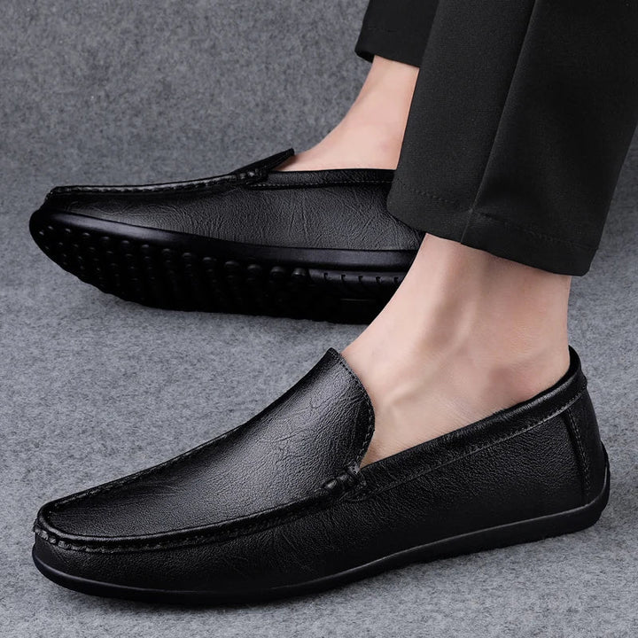 Bakfra-bilde av blå slip-on mokasiner, med fokus på hælkomfort.