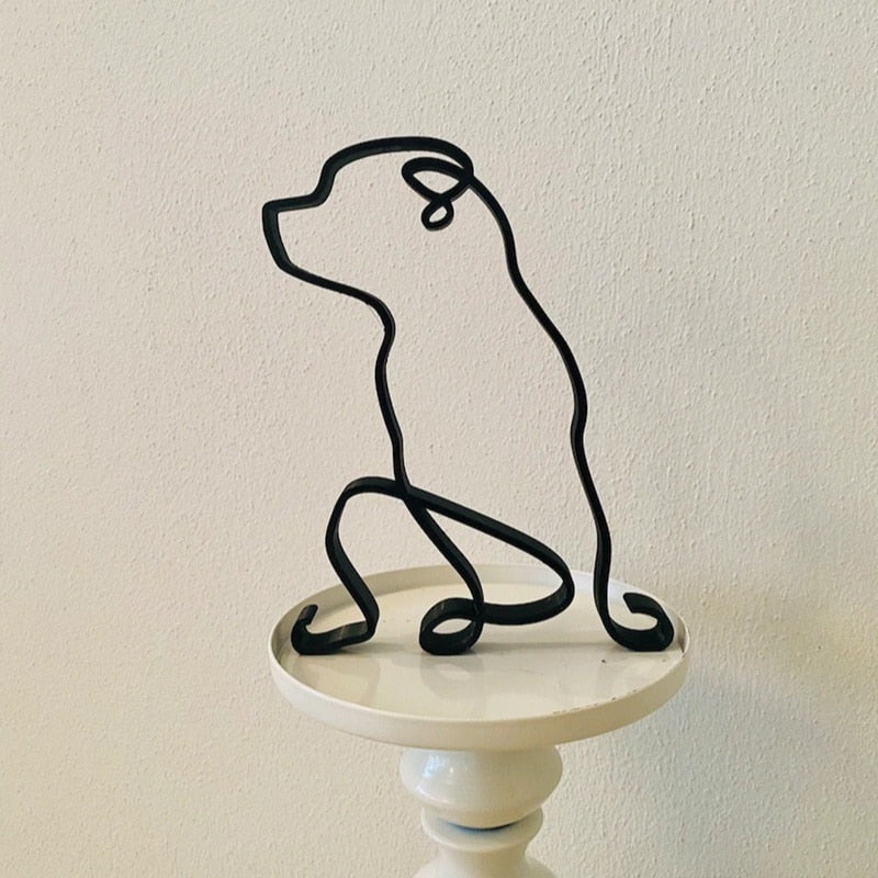 Minimalistisk metallhund, dekorativ for enhver setting, hjem eller kontor.