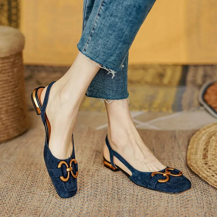 Komfortable og elegante slip-on sandaler for damer. Lav hæl gjør dem ideelle som praktiske sommersko.