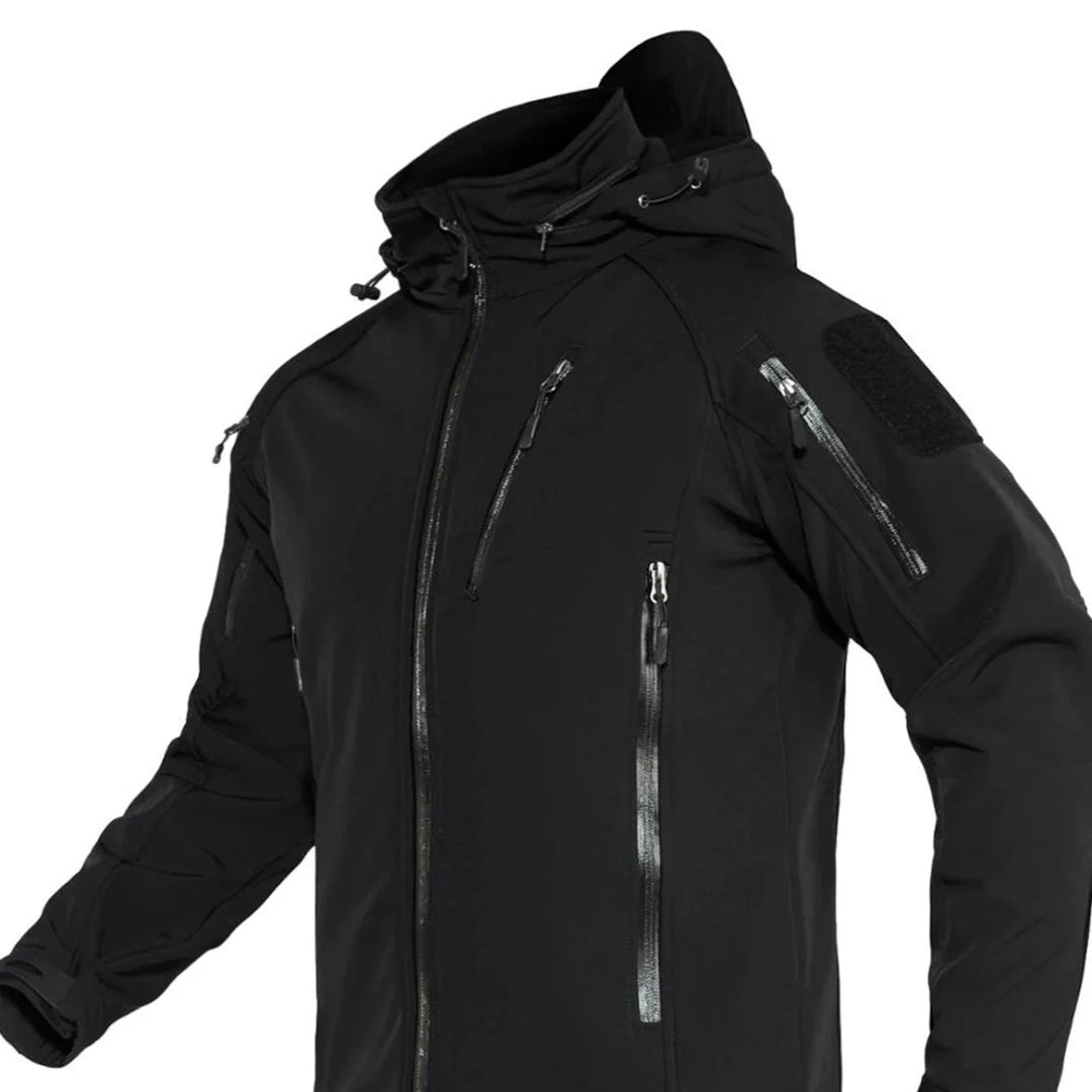 Lettvekts herre softshell jakke med hette, vindtett og vanntett, egnet for aktiv bruk.