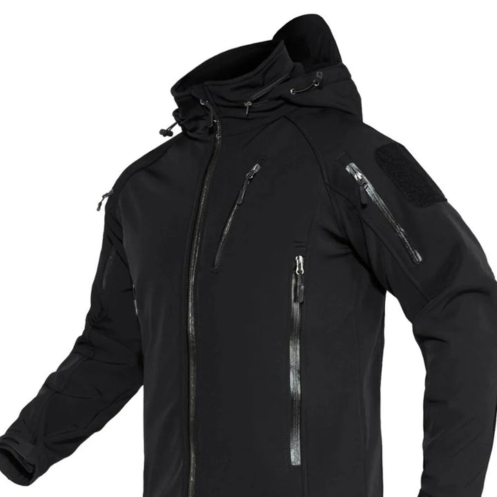 Lettvekts herre softshell jakke med hette, vindtett og vanntett, egnet for aktiv bruk.