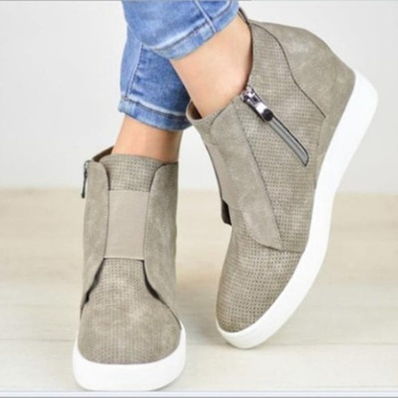 Frontvisning av moteriktige kile sneakers for kvinner, med fokus på design og detaljer.