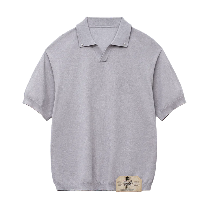 Kortermet herre sommertopp med avslappet stil og særegen seagullkrage. Behagelig vintage polo for varme dager.
