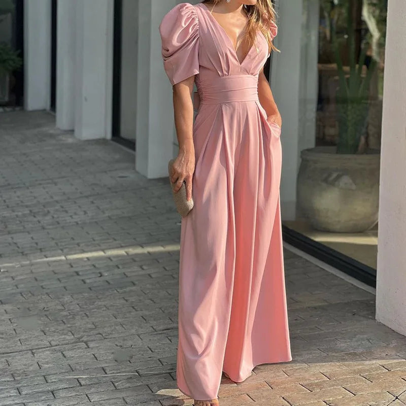 Moteriktig dame jumpsuit for vår og sommer. Komfortabel og elegant stil, ideell for festantrekk eller hverdagsbruk.