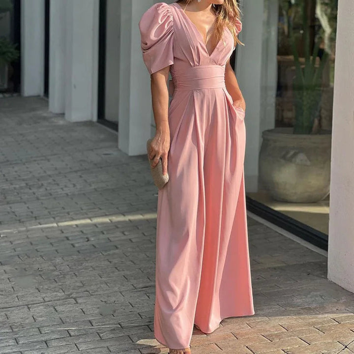 Moteriktig dame jumpsuit for vår og sommer. Komfortabel og elegant stil, ideell for festantrekk eller hverdagsbruk.
