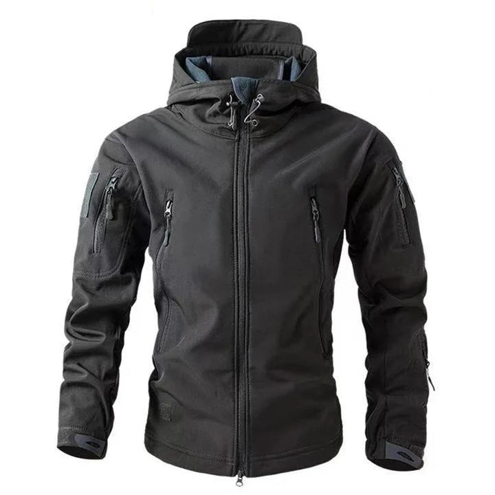 Tekstur av menns vanntett softshell jakke. Slitesterk, vindtett turjakke med hette for utendørs bruk.