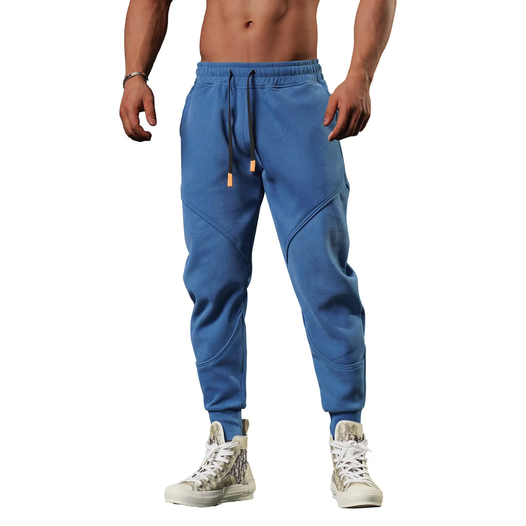Treningsbukse for herre, slim fit, med praktiske lommer og elastisk linning.