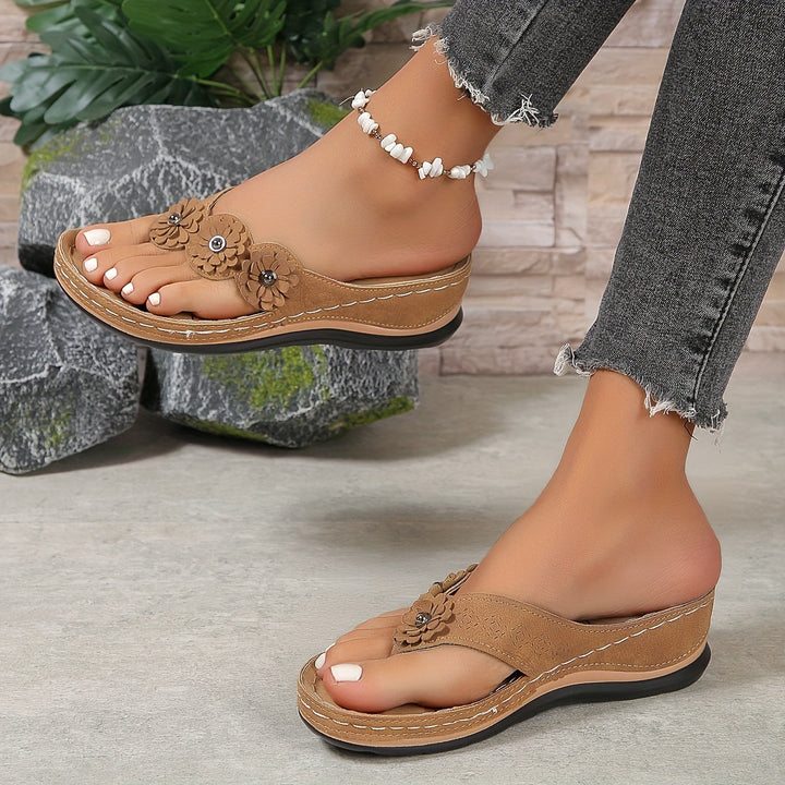 Stilige damesandaler: Elegante og stabile sandaler med åpen tå, ideelle for både ferie og bybruk.