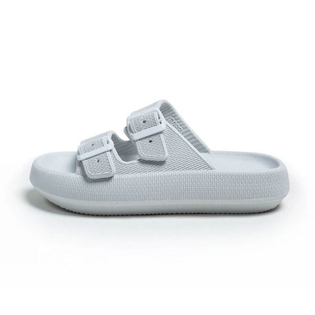 Nærbilde av unisex sandaler med justerbare remmer for perfekt passform. Komfortable lette sko for fritid.