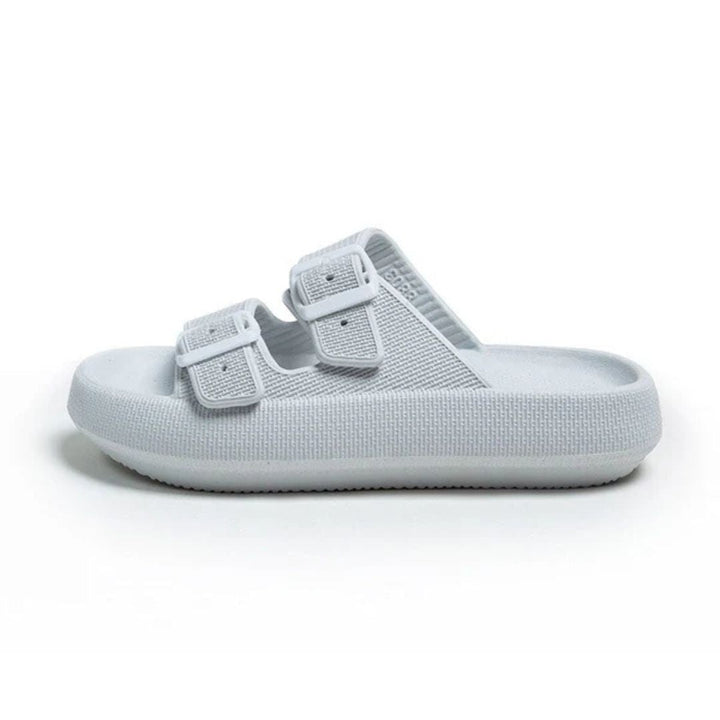 Nærbilde av unisex sandaler med justerbare remmer for perfekt passform. Komfortable lette sko for fritid.
