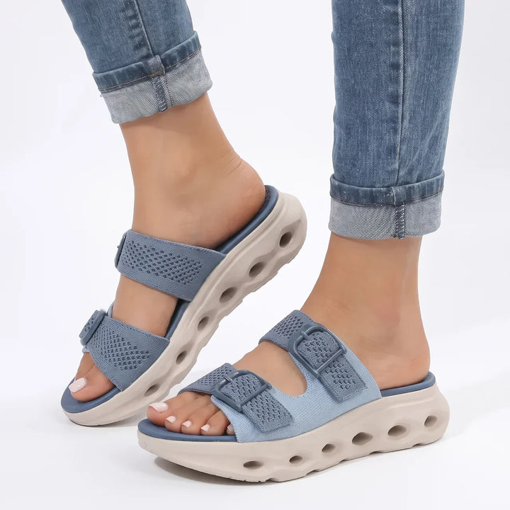 Dame sandaler med justerbare spenner og komfortabel tykk såle. Perfekte sommersandaler for fritid.
