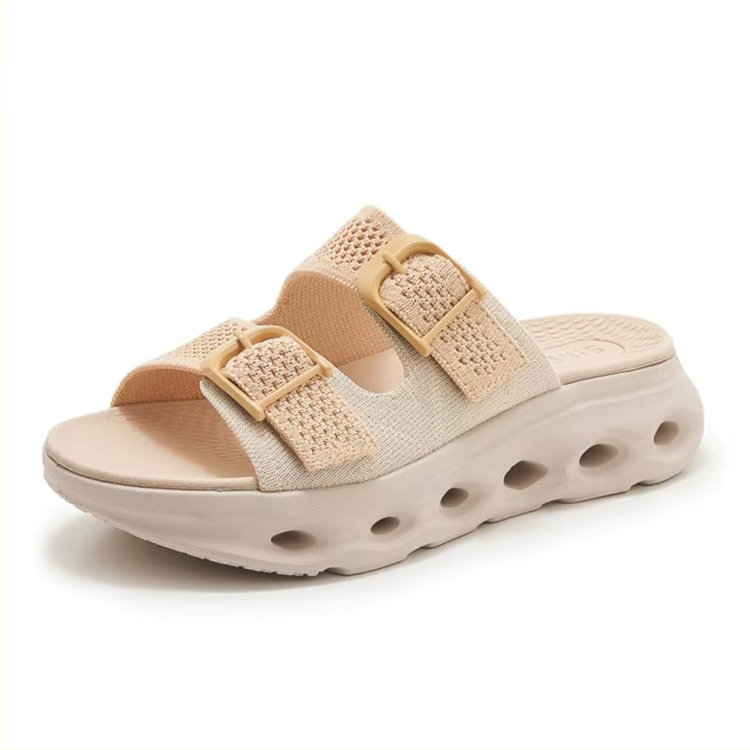 Moderne damesandaler med tykk såle og justerbare spenner. Komfortable vår- og sommersko for kvinne.