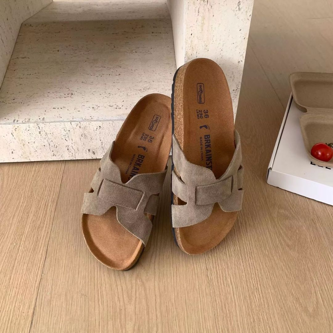 Moderne fritidssko: Khaki damesandaler med komfortable spenner og slitesterk såle.