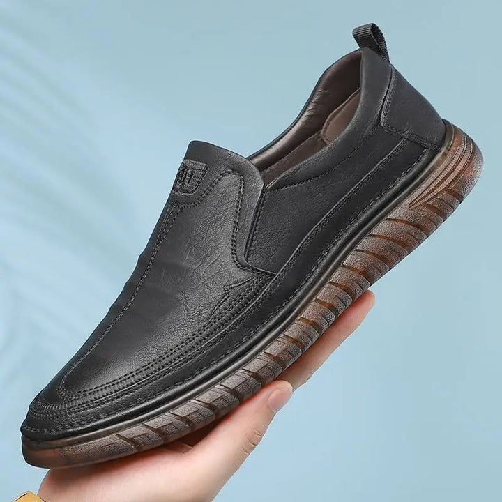 Nærbilde av håndlagde menns komfort loafers. Detaljer viser kvalitet og elegant design.