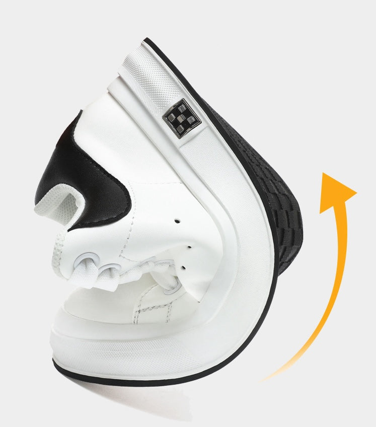 Lifestyle bilde: Mann med casual antrekk og svarte/hvite høydeøkende sneakers.