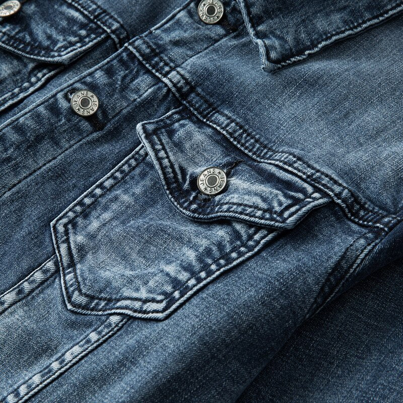 Stilig blå slim fit stretch denimjakke for menn, perfekt som lett vårjakke eller høstjakke i bomull.