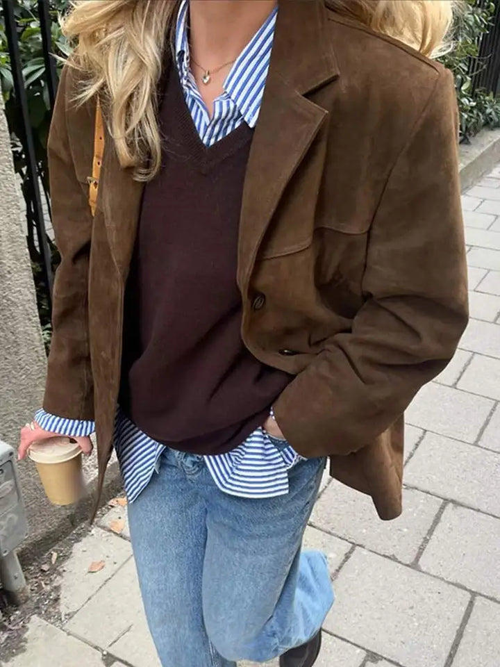 Stilren brun damejakke, komfortabel fritidsjakke med elegant snitt. Ideell til bruk vår og høst.
