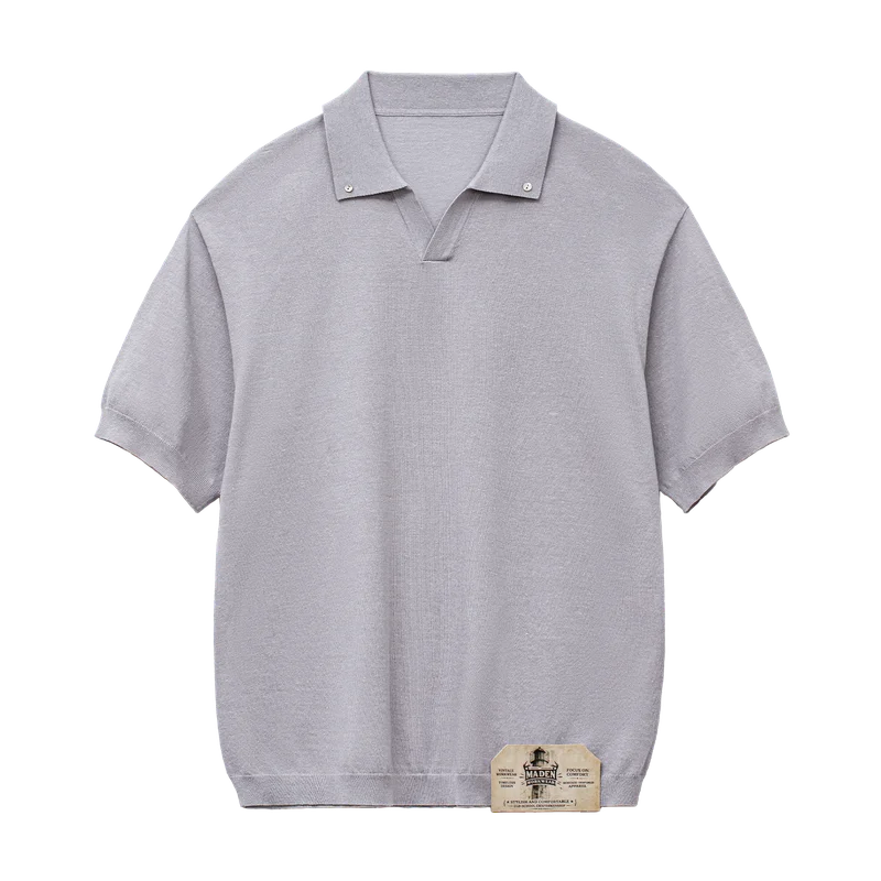 Stilren herre polo i vintage design med særegen seagull krage. Løs og komfortabel passform for hverdagsbruk.