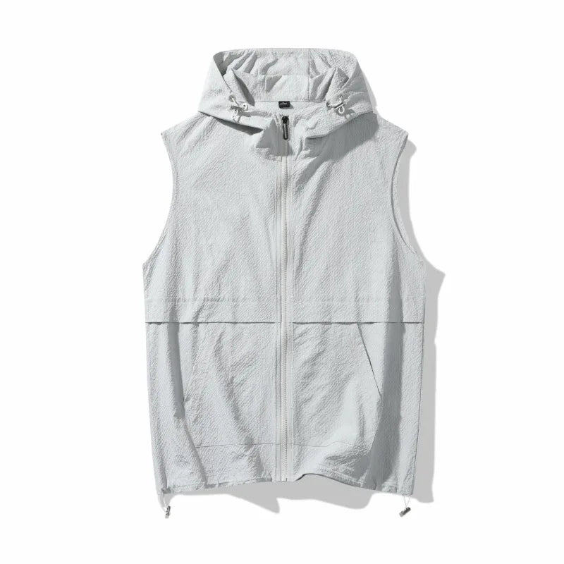Komfortabel herre hettevest i lett, slitesterkt stoff. Ideell utility-vest for outdoor og aktiv fritid.