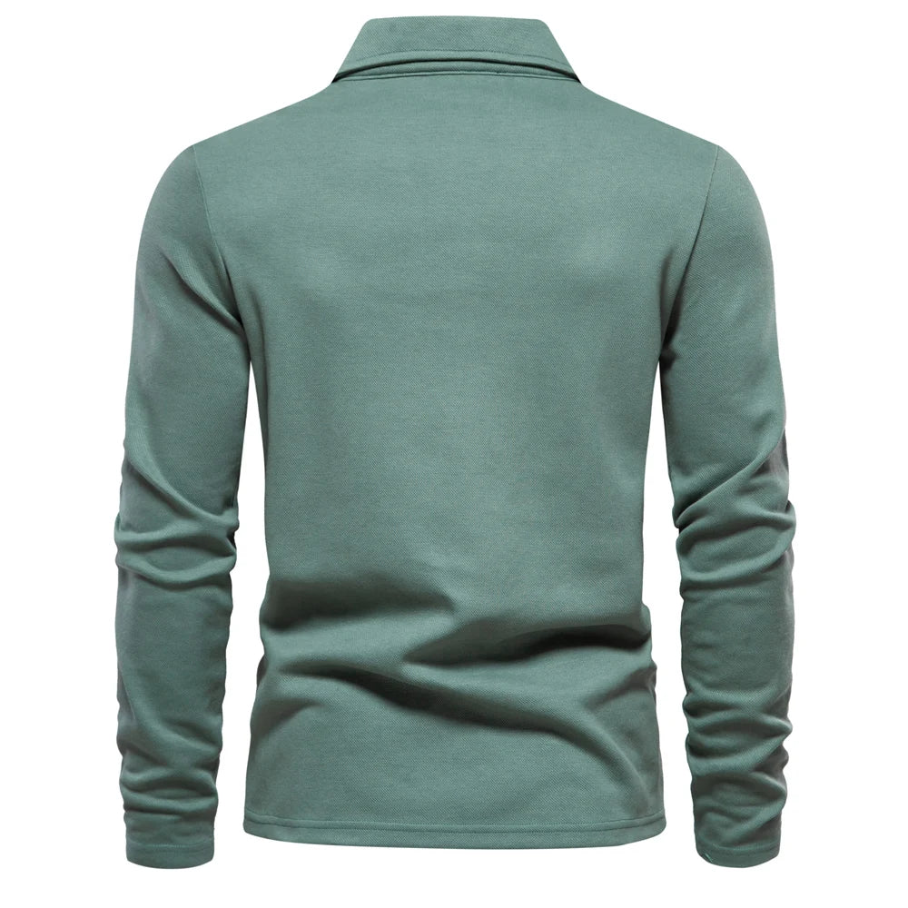 Herre polo skjorte med broderi i en frisk farge, perfekt for vår og en aktiv livsstil.
