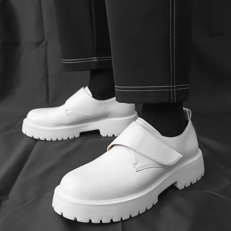 Hvite Oxford herresko for menn. Elegante og komfortable med trendy tykk såle for en moderne look.